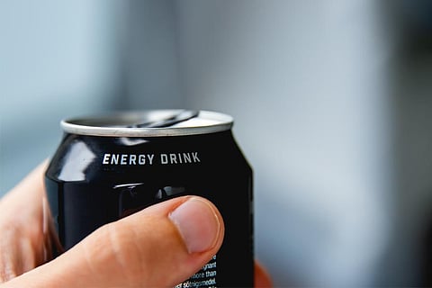 जो लोग महीने में केवल एक से तीन बार तक एनर्जी ड्रिंक का सेवन करते हैं, उनमें भी नींद से जुड़ी समस्याओं में इजाफा देखा गया; फोटो: आईस्टॉक