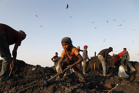 कचरे के ढेर से अपने काम के चीजे जमा करते लोग; प्रतीकात्मक तस्वीर; सेंटर फॉर साइंस एंड एनवायरनमेंट