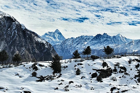 कल उत्तराखंड के चमोली जिले के औली में इस मौसम की पहली बर्फबारी हुई, फोटो साभार: विकिमीडिया कॉमन्स, अमित शॉ