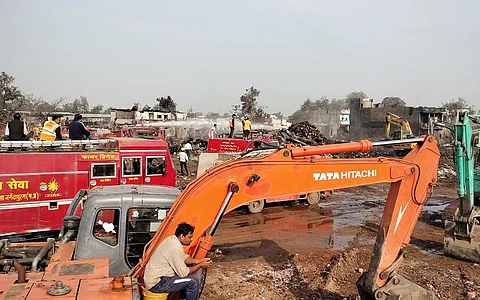 हरदा में पटाखा फैक्ट्री में हुए विस्फोट के बाद मलबे व कचरे को भारी इंतजाम किया गया। फोटो: पूजा यादव