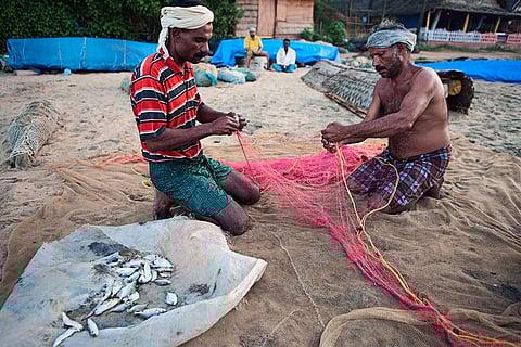 भारत का यह भी कहना है कि विकासशील देशों और कमजोर अर्थव्यवस्थाओं के लिए अपने मत्स्य क्षेत्र को विकसित करने और विविधता लाने के साथ-साथ मछुआरों की खाद्य सुरक्षा और जीविका की रक्षा के लिए सब्सिडी बेहद जरूरी है; फोटो: आईस्टॉक