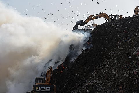 दिल्ली की सीमा पर सटे गाजीपुर लैंडफिल साइट पर आग में दहकता कचरे का पहाड़ ; फोटो: विकास चौधरी/सीएसई