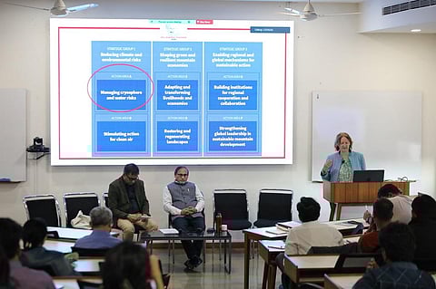 अनिल अग्रवाल डायलॉग में आईसीआईएमओडी की वरिष्ठ क्रायोस्फीयर विशेषज्ञ डॉ मिरियम जैक्सन ने हिमालय की वर्तमान दशा का ब्यौरा दिया। फोटो: विकास चौधरी