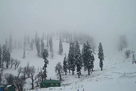 उत्तर भारत के पहाड़ी इलाकों में भारी बारिश-बर्फबारी, मैदानी हिस्सों में बूंदा-बांदी व ओलावृष्टि के आसार