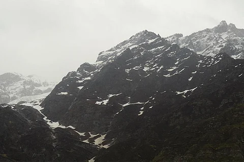 जम्मू-कश्मीर, लद्दाख, हिमाचल-उत्तराखंड में बारिश व भारी बर्फबारी, बदला मौसम