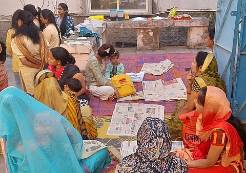 महिलाओं को जागरूक करने के लिए आंगनवाड़ियों में समय समय पर कार्यक्रम भी आयोजित किए जाते हैं। फोटो: स्वाति शैवाल