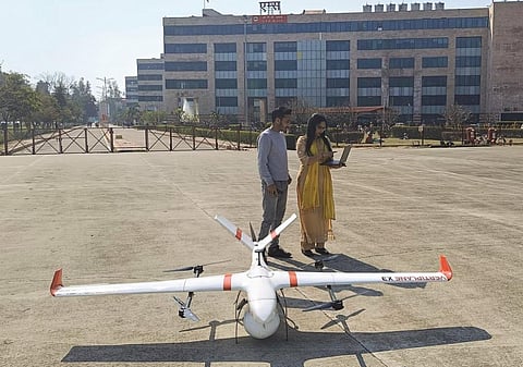 उत्तराखंड में महिलाओं को ड्रोन के माध्यम से दवाएं भिवजाने का प्रशिक्षण दिया गया है। फोटो: ममता रतूड़ी