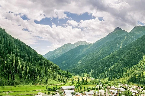 पश्चिमी विक्षोभ का असर, उत्तर और पूर्वोत्तर भारत में बारिश, इन हिस्सों में चढ़ा पारा