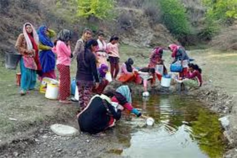 उत्तराखंड में सूखते प्राकृतिक जल स्रोत; फोटो: हरीश चन्द्र अन्डोला