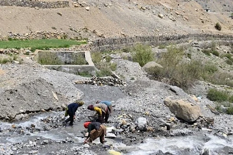 Farmers creating channels to redirect glacial meltwater for field irrigation in Spiti. Photo: Authors