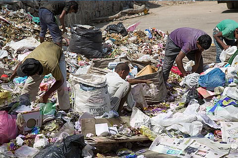 कभी वरदान समझा जाने वाला प्लास्टिक आज पर्यावरण और स्वास्थ्य के लिए अभिशाप बन गया है, जो पर्यावरण के साथ-साथ हमारे शरीर में भी पैठ बना चुका है; फोटो: आईस्टॉक
