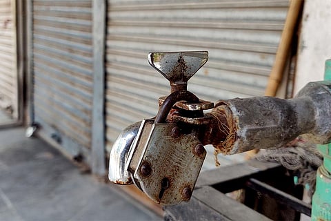 नल पर लगे ताले; पानी जिसे पिलाना पुण्य समझा जाता था आज वो इस कदर दुर्लभ होता जा रहा है कि नलों में ताले तक लगाने पड़ रहे हैं; फोटो: आईस्टॉक