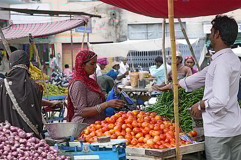 बढ़ती महंगाई से आम आदमी की पहुंच से बाहर होता पोषण; फोटो: आईस्टॉक