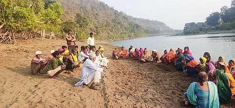 मध्य प्रदेश के मंडला जिले में ओधरी गांव में समुदाय के लोग बैठक करते हुए, फोटो: राजकुमार सिन्हा