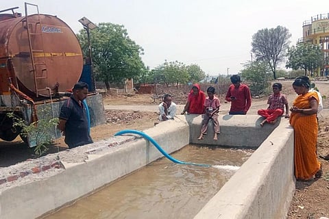 टैंकर की मदद से कीमती पानी लेते मराठवाड़ा के एक गांव के निवासी; फोटो: धनंजय गुंडेकर