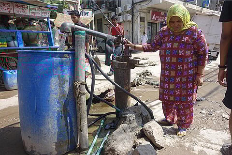 दिल्ली में भूजल का किया जा रहा दोहन; प्रतीकात्मक तस्वीर: आईस्टॉक