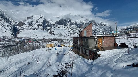 हिमाचल के लाहौल इलाके में बेमौसमी बर्फबारी के कारण लोगों का जीना मुश्किल हो गया है। फोटो: रोहित पराशर