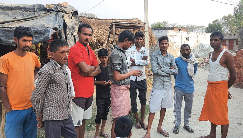 यूपी में लखीमपुर जिले की धौरहरा तहसील में बेलत्ुआ गांव में त्यौहार की छुट्टी में आए प्रवासी श्रमिकों ने कहा कि वह लोकसभा चुनाव में भागीदारी नहीं कर सकेंगे (फ़ोटोज़ : राघवेंद्र कुमार सिंह)
