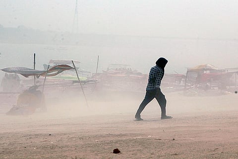 भारत में गंगा किनारे भीषण गर्मी, लू और अंधड़ के बीच राह बनाता पथिक; फोटो: आईस्टॉक