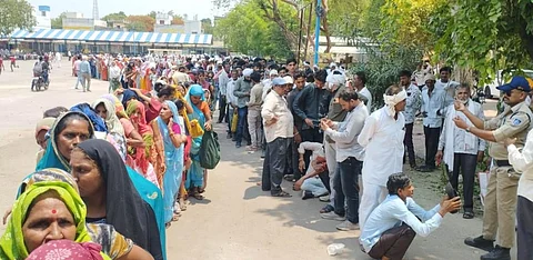 मध्य प्रदेश के खरगौन जिले में कपास के बीज के लिए लंबी लाइन लगी हुई है। फोटो: सोशल मीडिया
