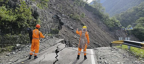 Due to heavy rains in Kedarnath, roads were completely cut off at many places. Here, NDRF and SDRF conduct a rescue operation to safely rescue passengers stranded in Kedarnath.