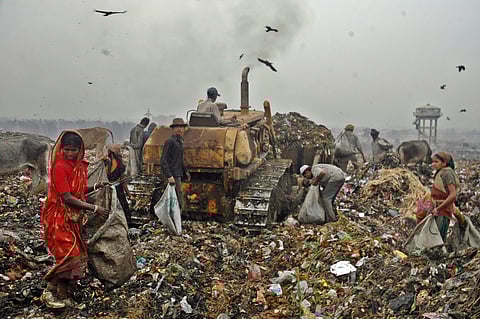 Glimpses of daily lives of ragpickers at landfills