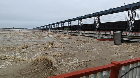 Spectre of floods over Bihar after highest discharge of water from barrages on Kosi, Gandak since 1968, 2003 respectively