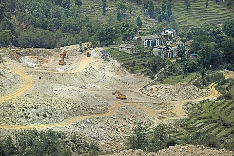 Abandoned homes:
Soapstone mining near Dabti Vijaypur village has caused many residents to migrate. The persistent dust and noise pollution from mining activities have disrupted daily life, while terrace farming—a common agricultural practice on the nearby mountain slopes—has become difficult. Most houses in the village are now unoccupied.
