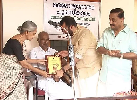 Padma Shri KS Manilal being felicitated by Kozhikode Mayor Thottathil Raveedran in 2020