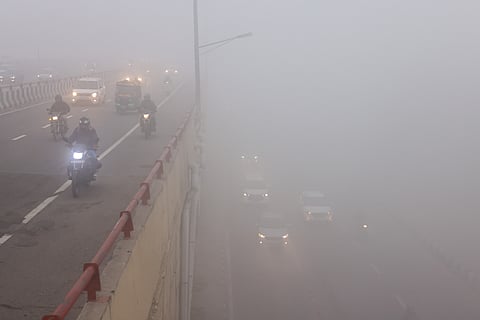 Morning fog continues to mark its daily attendance in Delhi, AQI fluctuates in 'very poor' category