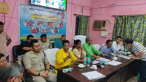 Manas Bhunia (in green), the state irrigation minister, reviews the flood situation in Ghatal along with senior officials and local MLAs.