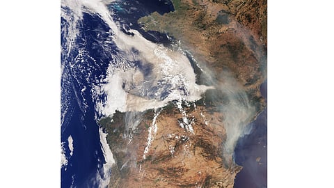 Captured on August 17, 2025 by Copernicus Sentinel-3, this image offers a wide view of France, Spain and Portugal, dominated by thick smoke drifting from wildfires in northern Iberia.