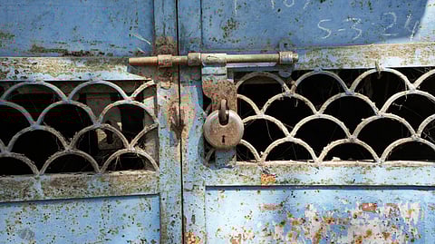 Jalangi in Murshidabad district, West Bengal, was once a thriving hamlet of around 70 households. Today, over 50 of these houses lie empty. Photo: KA Shreya / CSE