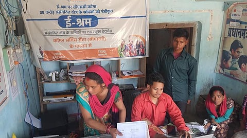 A computer center in Raniyapur, Shravasti, to assist migrant workers and local labourers with digital paperwork. The area is predominantly inhabited by the Tharu tribe. Photo: Vivek Mishra / CSE