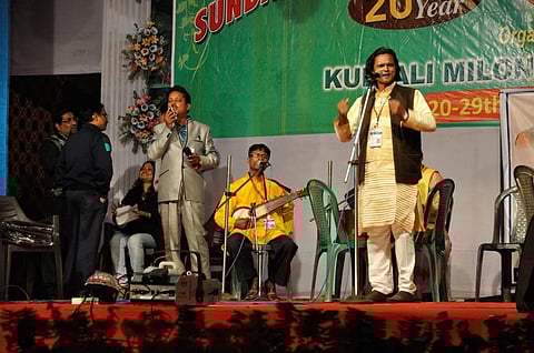 This photograph of a Kobigaan performance was taken at the Sundarban Kristi Mela O Loko Sanskriti Utsab (December 20 to 29, 2015), organised by the Kultali Milon Tirtha Society at Kultali village, Narayantala, Basanti, South 24 Parganas, West Bengal. Photo credit: Biswarup Ganguly via Wikimedia Commons. CC BY 3.0