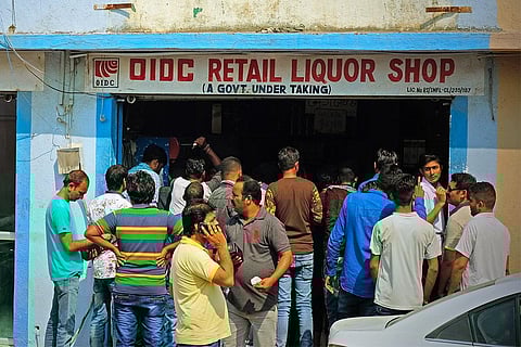 भारत में एक शराब की दुकान पर उमड़ी भीड़; फोटो: आईस्टॉक