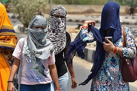 रिपोर्ट के हवाले से शोधकर्ता ने निरंतर कार्बन उत्सर्जन के भयानक परिणामों को गर्मी के लिए जिमेवार ठहराया।