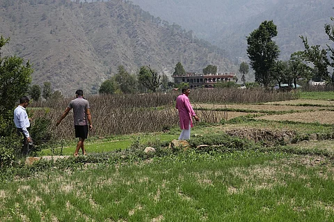 नगर पंचायत में शामिल मुराड़ी में लघु सिंचाई योजना के तहत बनी नहरें टूटने के कारण खेतों को पानी नहीं मिल पा रहा है। फोटो: विकास चौधरी