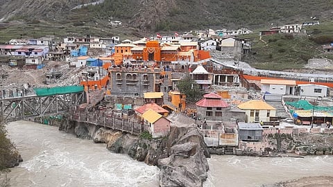 बद्रीनाथ धाम के नीचे से बह रही अलकनंदा का जलस्तर समय पूर्व बढ़ गया है। फोटो: राजेश डोबरियाल