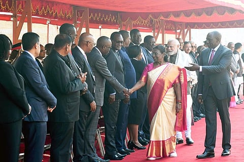 केन्या के राष्ट्रपति डॉक्टर विलियम रुटो के राष्ट्रपति भवन में औपचारिक स्वागत के दौरान राष्ट्रपति श्रीमती द्रौपदी मुर्मू और प्रधानमंत्री श्री नरेन्द्र मोदी; फोटो: विदेश मंत्रालय/फ्लिकर