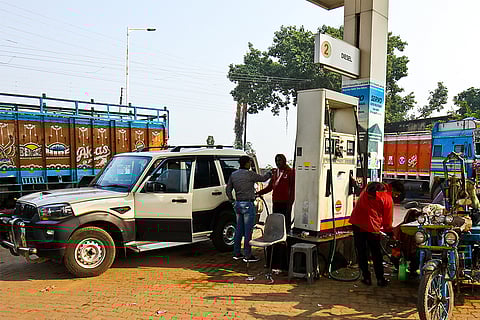 2023 में दुनिया भर की सड़कों पर 36 करोड़ से ज्यादा एसयूवी दौड़ रही थी। इनकी वजह से 100 करोड़ टन से ज्यादा कार्बन डाइऑक्साइड (सीओ2) उत्सर्जित हुई थी; फोटो: आईस्टॉक