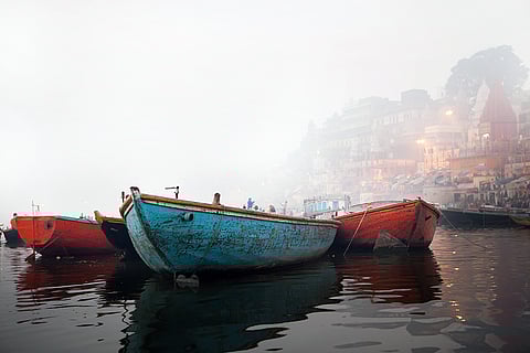 धुंध की चादर ओढ़े वाराणसी का खूबसूरत घाट; फोटो: आईस्टॉक