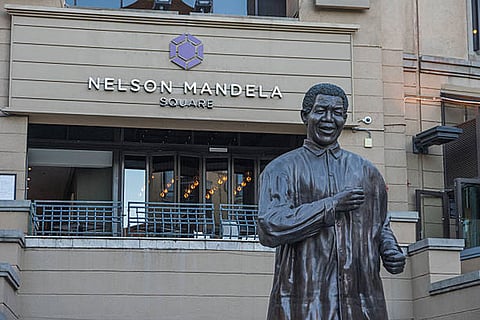 नेल्सन मंडेला दक्षिण अफ्रीका के पहले अश्वेत राष्ट्रपति थे और रंगभेद के कट्टर विरोधी थे। लोकतंत्र, समानता और शिक्षा के प्रति उनकी प्रतिबद्धता इस दिन के लिए अहम है।