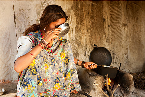 भारत के बहुत से घरों में अभी भी महिलाएं खाना पकाने के लिए पारम्परिक चूल्हों का उपयोग करती हैं; फोटो: आईस्टॉक