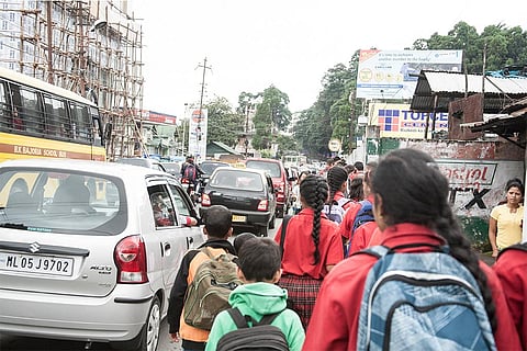 भारत के कई शहरों में बढ़ते प्रदूषण से बड़े ही नहीं बच्चे भी प्रदूषित हवा में सांस लेने को मजबूर हैं; फोटो: आईस्टॉक