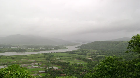 कोंकण और गोवा, केरल और माहे तथा तटीय कर्नाटक के कुछ हिस्सों, मध्य महाराष्ट्र और दक्षिण आंतरिक कर्नाटक के घाट के कुछ हिस्सों में बहुत भारी से अत्यंत भारी बारिश होने की आशंका जताई है।