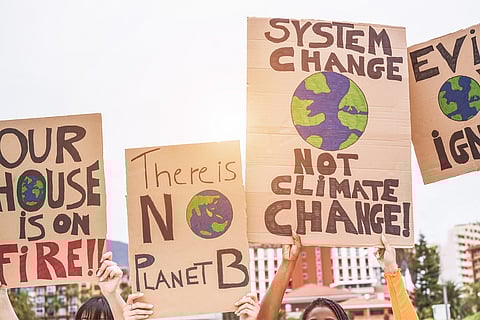 सड़क पर प्रदर्शनकारी, विभिन्न संस्कृति और जाति के युवा जलवायु परिवर्तन के खिलाफ उठा रहे आवाज; फोटो: आईस्टॉक