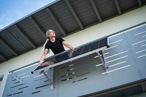 इन दिनों पूरे जर्मनी के यार्डों और बालकनी की रेलिंग पर सोलर पैनल लटक रहे हैं। फोटो: आईस्टॉक
