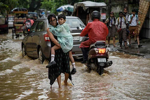 असम के 29 जिलों में बाढ़ से 16.50 लाख से अधिक लोग प्रभावित हैं और राज्य की प्रमुख नदियां खतरे के निशान से ऊपर बह रही हैं।