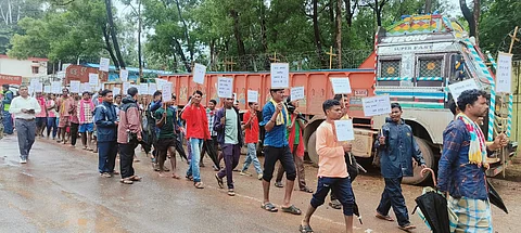 छत्तीसगढ़ के जिला दंतेवाड़ा की ग्राम पंचायत गुमियापाल के गांव आलनार में खनन को लीज पर देने के विरोध में आदिवासियों ने रैली निकाली।